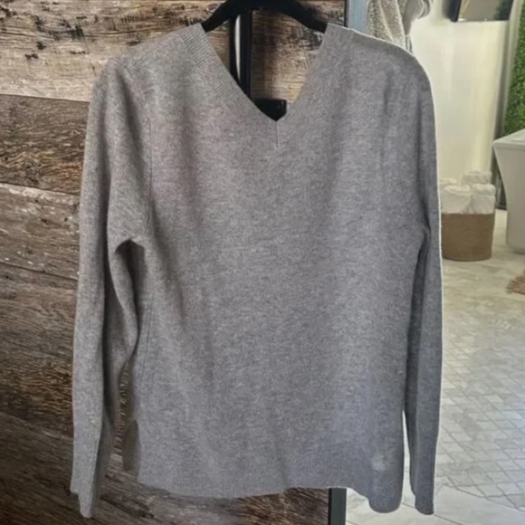 HALOGEN Classic V Neck 100% Cashmere Sweater in Soft Gray - Picture 3 of 8